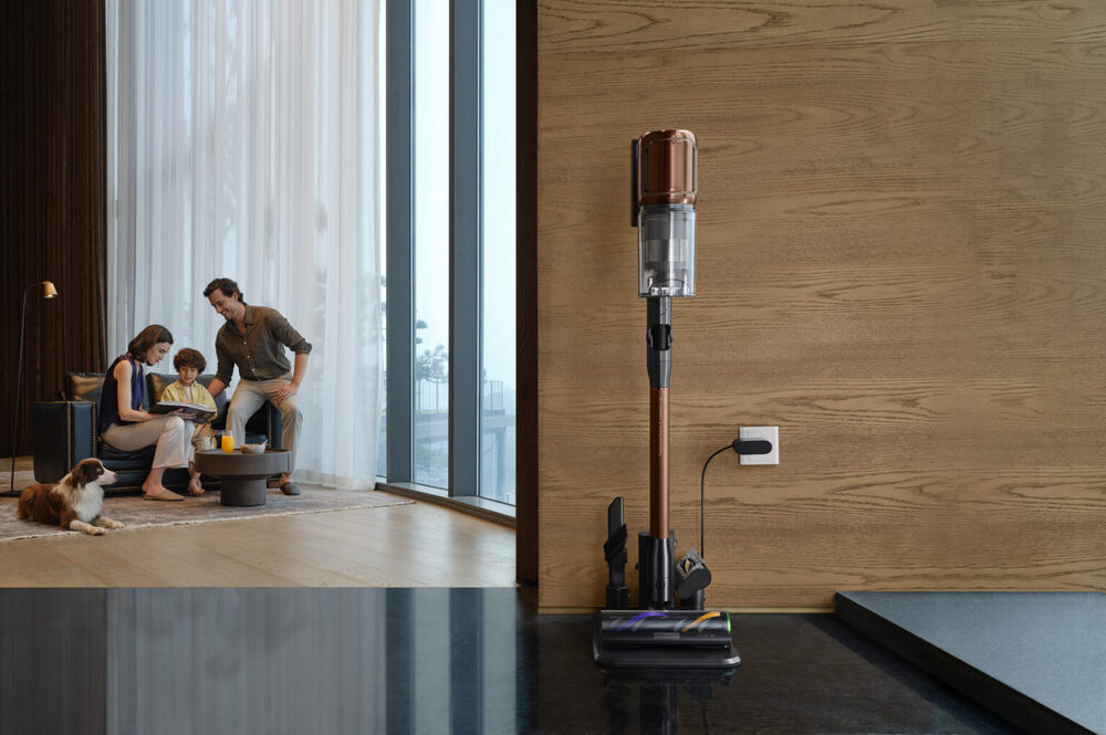 Bohaté příslušenství a nabíjecí základna v jednom Dreame V30 Essential