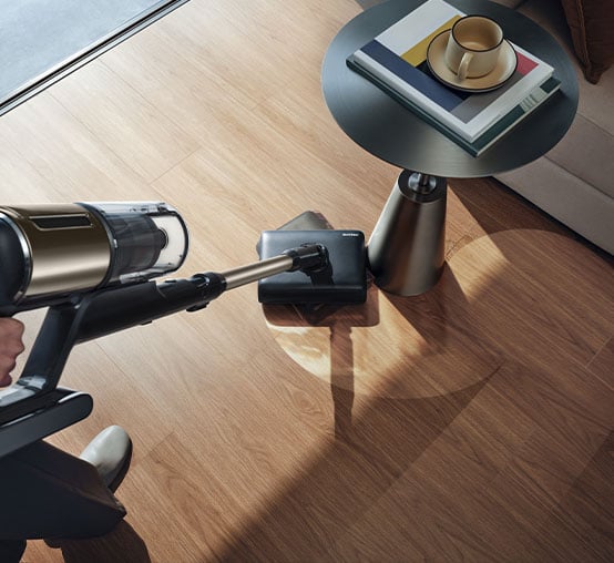 Praktický design – Dreame Z30 AquaCycle Pro vysává pod konferenčním stolkem