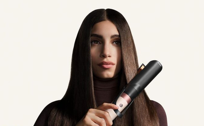 Rovné a lesklé vlasy jediným tahem – Dyson Airwrap Co-anda 2x