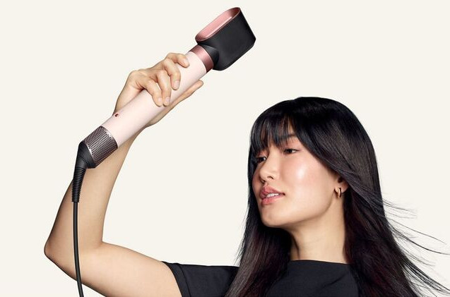 Plnohodnotný fén v jednom přístroji – Dyson Airwrap Co-anda 2x