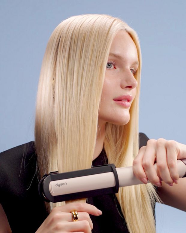 Pružné destičky se přizpůsobí vlasům – Dyson Corrale CoolShine HT02