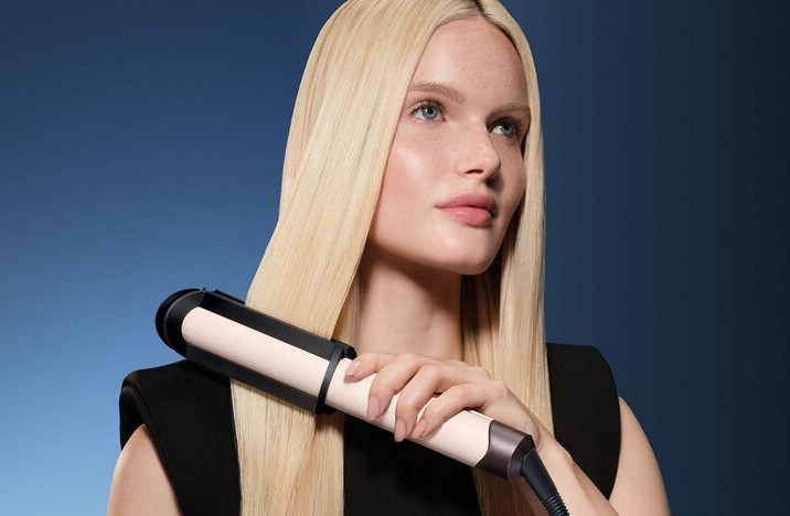 Okamžitě ochlazuje vlasy – Dyson Corrale CoolShine HT02