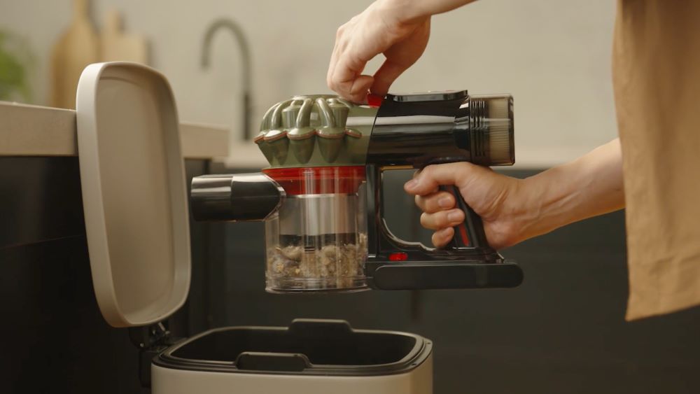 Hygienické vysypávání sběrné nádoby Dyson V8 Cyclone