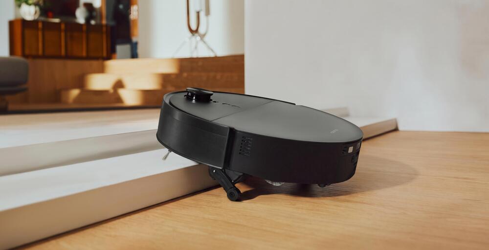AdaptiLift® Traverse 3.0 pro překonávání prahů – Roborock Saros 20 Flow Complete