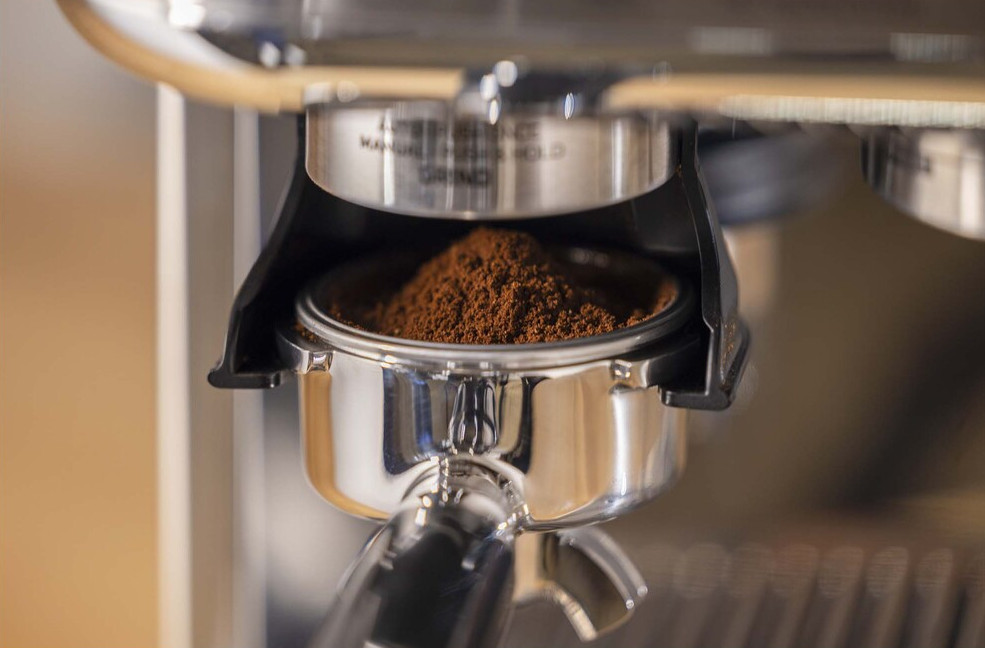 Integrovaný mlýnek na kávu a nádoba na 250 g zrn